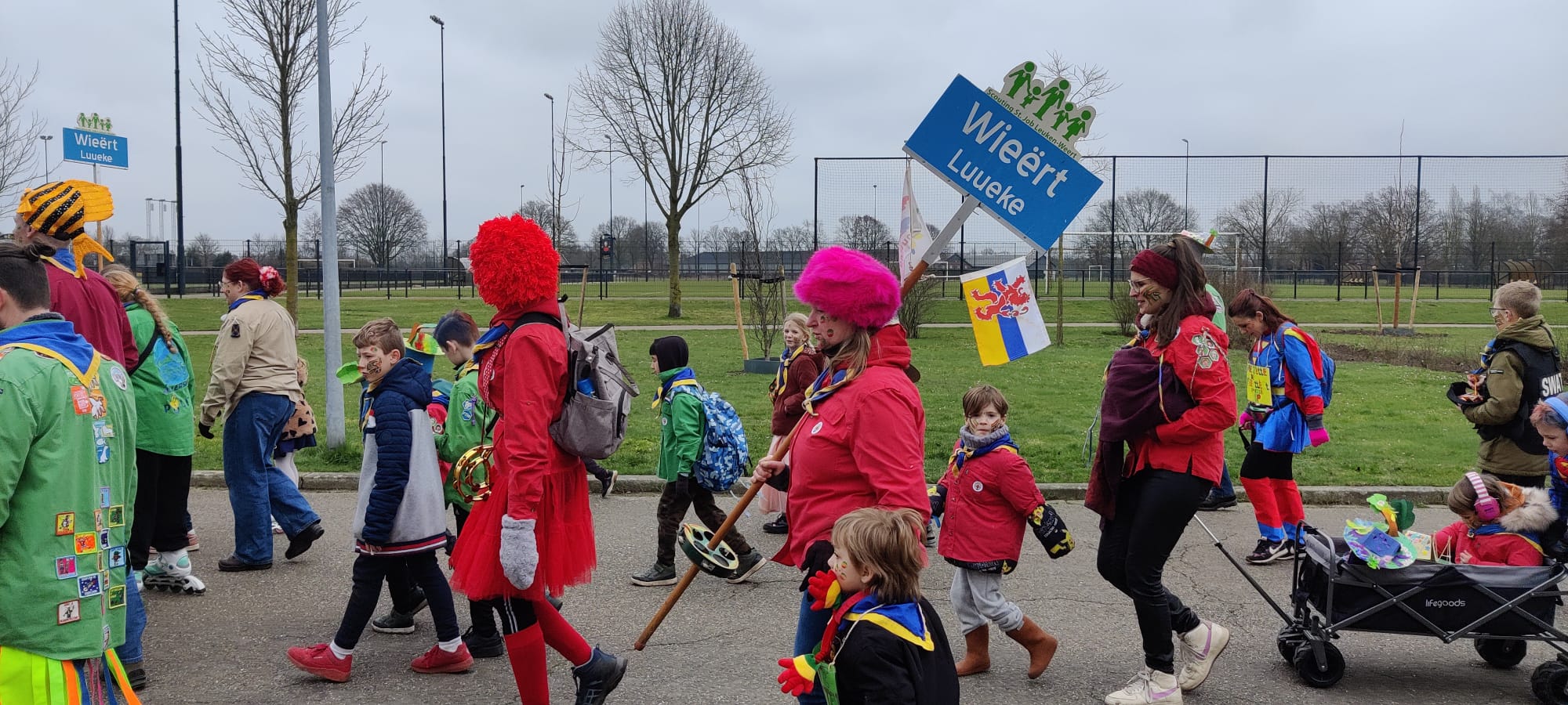 Optocht F.V. De Dröppelkes brengt kleur in de straten