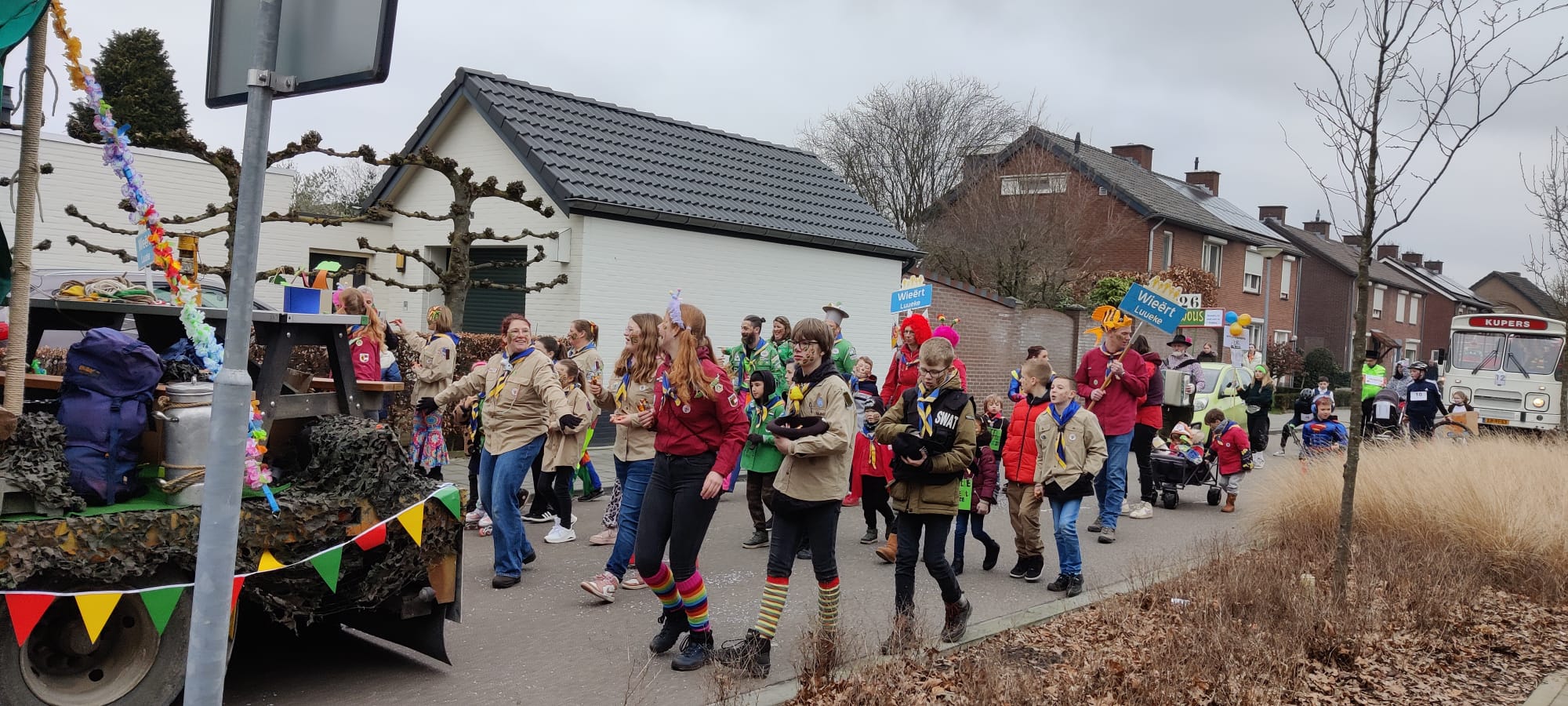 Optocht F.V. De Dröppelkes brengt kleur in de straten